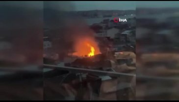 İstanbul'da ahşap binada yangın!