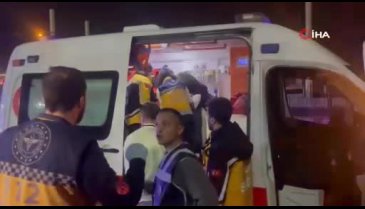 Bursa'da turistleri taşıyan otobüs yoldan çıkıp aydınlatma direğine çarptı! 1'i ağır 10 yaralı