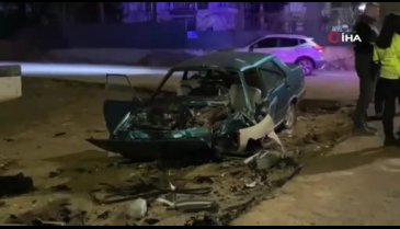 Kocaeli'de kafa kafaya çarpışan iki otomobil hurdaya döndü