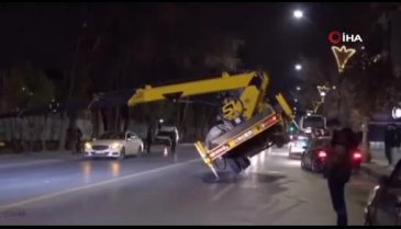 Ankara'da bayrak asma çalışması yapan vinç yan yattı