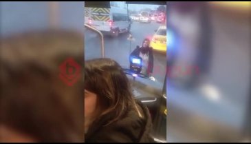 Bursa'da bir kadın otobüsün önünde durarak kalkmasını engelledi