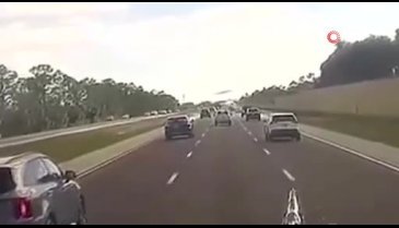 Florida'da otoyola inen uçağın duvara çarparak alev aldığı anlar ortaya çıktı