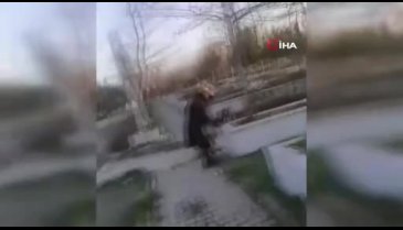 Babasının mezar taşını parçaladı!