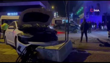 Bursa'da 2 otomobil çarpıştı! Yaralılar var