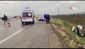 Manisa'da iki otomobil kafa kafaya çarpıştı: 3 ağır yaralı