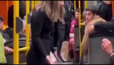 Bursa'da metroda evlilik teklifi etti! Yolcular büyük şaşkınlık yaşadı