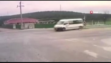 Balıkesir'de mermer yüklü tır, işçi servisi ile çarpıştı: 9 yaralı