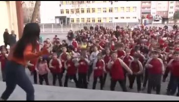 Bu okulda öğrenciler derslerine oynayarak giriyorlar