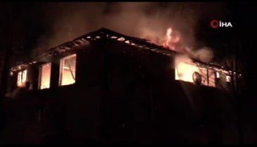 Sakarya'da iki katlı ev alev alev yandı