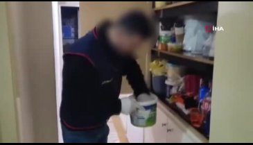 Manisa'da yoğurt kabı içinde çok sayıda tarihi sikke, obje ve figür ele geçirildi