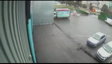 İstanbul'da kontrolden çıkan otomobil güvenlik kulübesine daldı, kaza anı kamerada