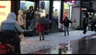 Batman'da dolu yağışı yolları beyaza bürüdü