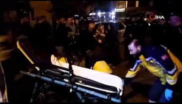 Bursa'da otomobil yolun karşısına geçmeye çalışan yayalara çarptı