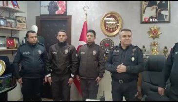 İzmir'de dolanan bayrağı düzelten bekçilere plaket