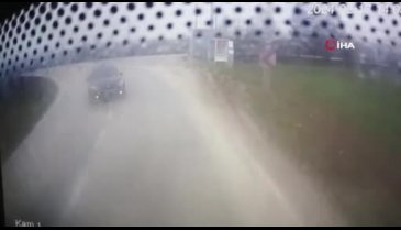 Bursa'da özel halk otobüsü ile otomobil kafa kafaya çarpıştı! Kazanın kamera görüntüleri ortaya çıktı