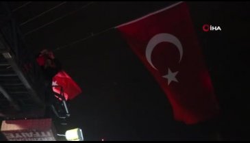 Şehidin Erzincan'daki baba ocağına Türk bayrakları asıldı