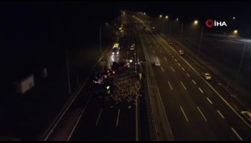 Tır ile kamyon çarpıştı, otoyol trafiğe kapandı