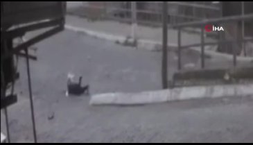 İzmir'de motosiklet sürücüsünün ölümden döndüğü kaza kamerada