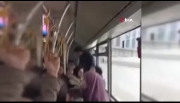Otobüste 2 kadının saç baş birbirine girdiği kavga kamerada