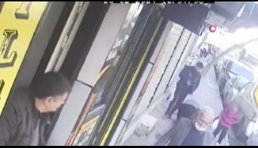 İstanbul'da üvey annesini kardeşinin yanında öldürdü!
