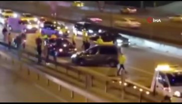 Hareket halindeki otomobilin önünü kesmeye çalışan şahsa araç çarptı