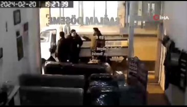 Bursa'da minibüs 2 kişiye çarptı