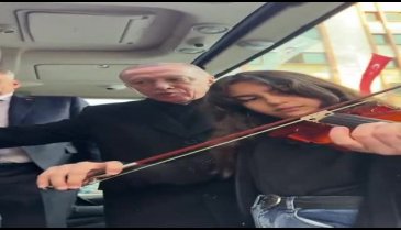 Cumhurbaşkanı Erdoğan keman çalan öğrenciye eşlik etti