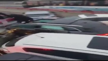 Buzlanma nedeniyle 100'den fazla araç birbirine girdi
