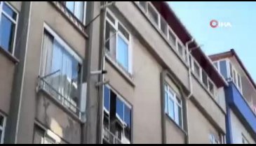 Eşiyle boşanma aşamasında olan şahıs çatıya çıktı, 4 saatte ikna edildi
