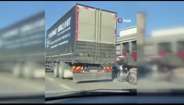 Bursa'da bisikletli gencin tehlikeli yolculuğu, &acirc;deta kazaya davetiye çıkardı