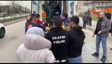 Bursa'da otomobil motosiklete çarptı: Yaralılar var