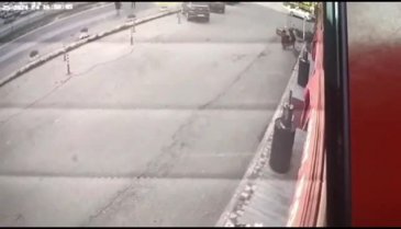 Bursa'da genç kadının hayatını kaybettiği kaza anı kameralara yansıdı!