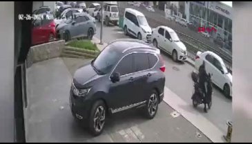 İstanbul'da otomobil durağa daldı: 4 yaralı