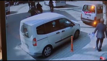 Bursa'da hafif ticari araç ve motosiklet kafa kafaya çarpıştı