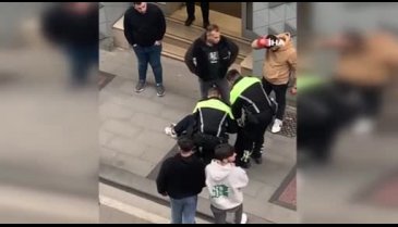 'Kafayı vuracağım' diyerek tehdit ettiği polise tekme attı: O anlar kamerada
