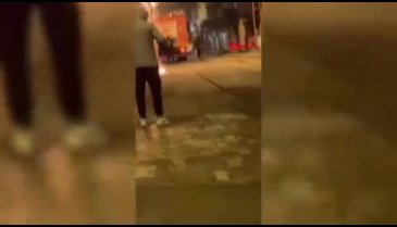 İstanbul'da park halindeki hurda kamyonet alev alev yandı
