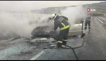 Bursa'da seyir halindeki bir otomobil alev aldı