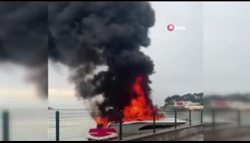 İzmir'de patlayan tekne alevler içinde kaldı