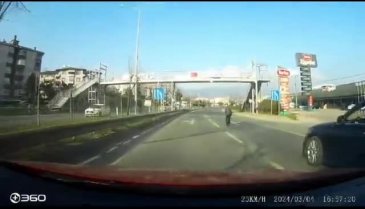 Bursa'da ana yola çıkan yaşlı adam&nbsp;hem kendini hem trafiği tehlikeye attı