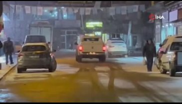 Kars'ın Sarıkamış ilçesinde kar yağışı etrafı kısa süre beyaza bürüdü
