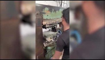 Plastik terliğin üretim süreci hipnoz etkisi yarattı