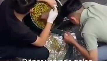 Biber turşularının elle doldurarak paketlendiği görüntüler gündem oldu!