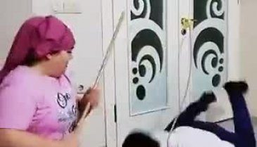 Yanındaki adama tasma gibi ip bağladı! Sopayla eğitmeye çalıştı
