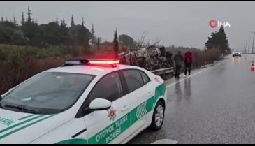 Edirne'de porselen yüklü tır devrildi