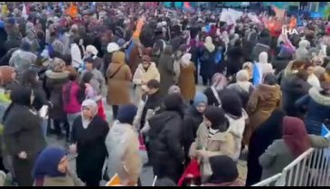 Türk bayrağını yere serip üzerinde namaz kıldı!
