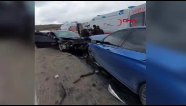 Bursa'da 2 otomobil kafa kafaya çarpıştı; 4 yaralı