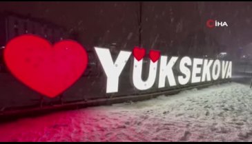 Hakkari'de kar yağışı ilçeyi beyaza bürüdü