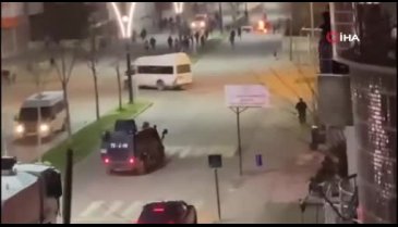 Batman'da yol kapatıp ateş yakan göstericilere TOMA'lı müdahale