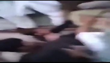 Pakistan'da bir kadın yüzlerce adamın saldırısına uğradı!