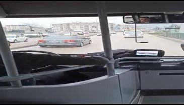 Bursa'da otobüs şoförü, kadın yolcularının gününü kutladı!